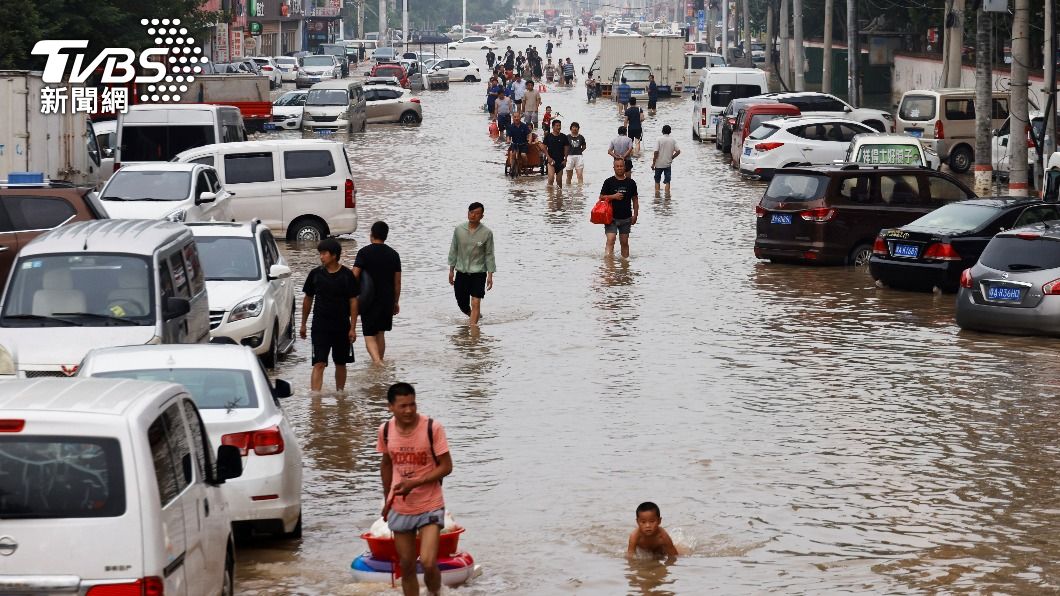 鄭州上月暴雨淹大水。（圖／達志影像路透社）