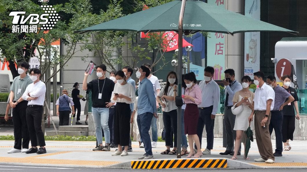 韓國民眾外出戴口罩防疫。（圖／達志影像美聯社）