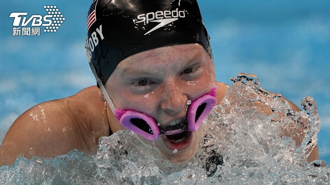 美國女子泳將賈柯比在比賽時蛙鏡滑落。（圖／達志影像美聯社）