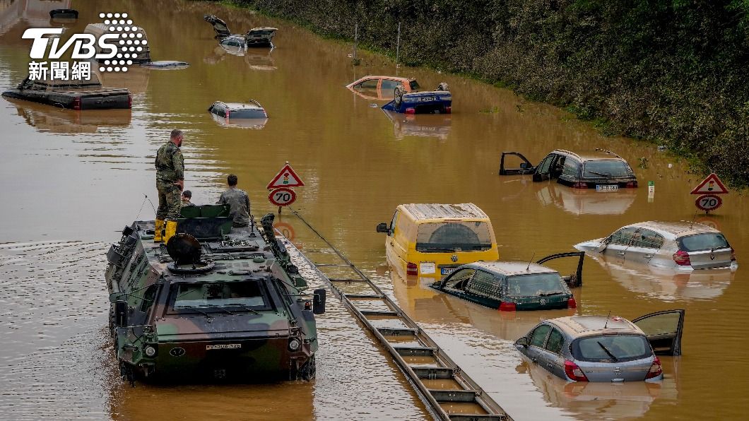 德國軍隊乘坐裝甲車前進災區，目睹大量汽車泡在泥水中。（圖／達志影像美聯社） 德百年洪災釀近200死　檢方欲查相關單位「過失殺人」