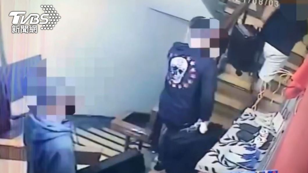 三名嫌犯將槍枝和防彈衣藏在出租套房。（圖／TVBS）