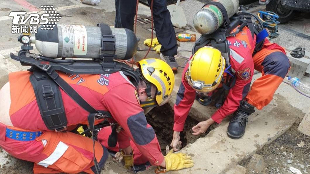 消防救難人員發現涵洞內有5名工人交疊在一起，並呈現昏迷狀態，趕緊將人拉上來。（圖／TVBS）
