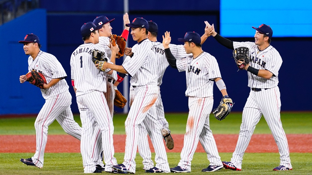 日本隊昨天在奧運棒球賽中打贏韓國隊。（圖／達志影像美聯社） 贏球投手丘插旗！韓棒球輸日本　不列隊致意挨轟沒風度