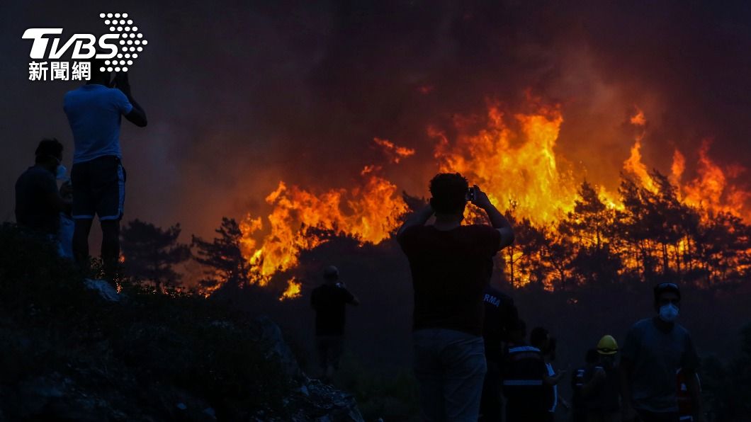 土耳其發生近200起森林野火。（圖／達志影像美聯社） 土耳其野火難滅　民眾社媒求援遭檢方調查惹議