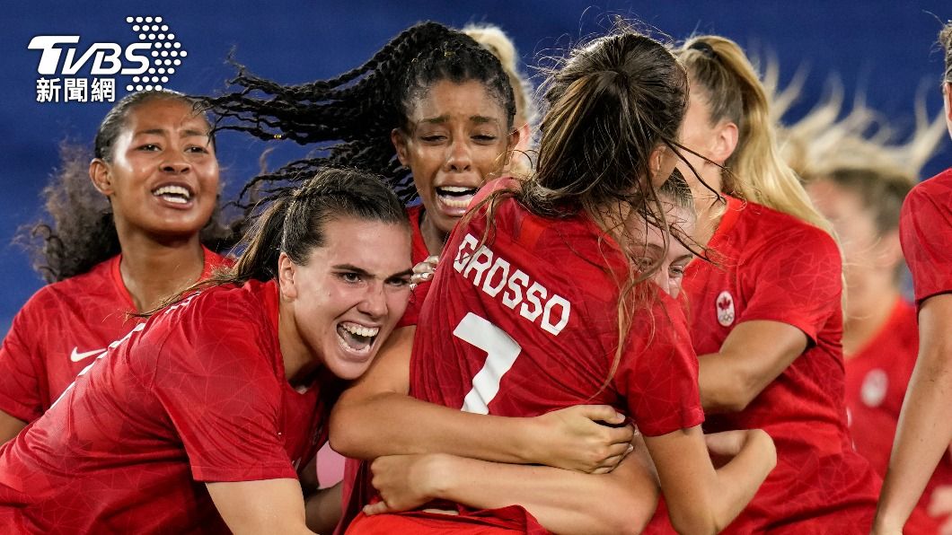 加拿大東奧女足代表隊摘金後開心相擁。（圖／達志影像美聯社）