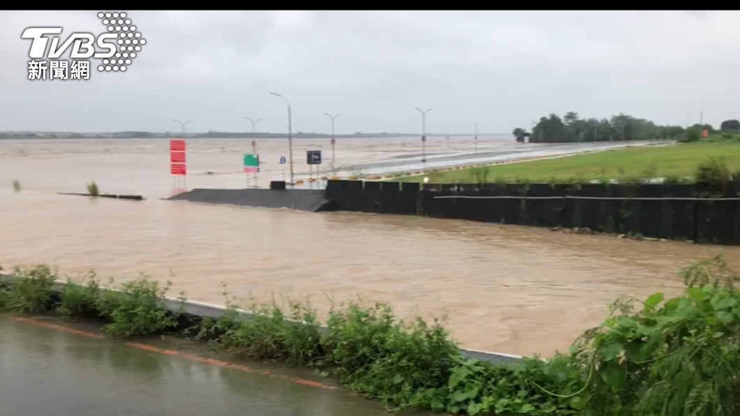 高屏溪暴漲 佛光山停車場遭泥水吞半市區路樹倒塌 高雄市 暴雨 洪水 颱風 外圍環流 坑洞 Tvbs新聞網