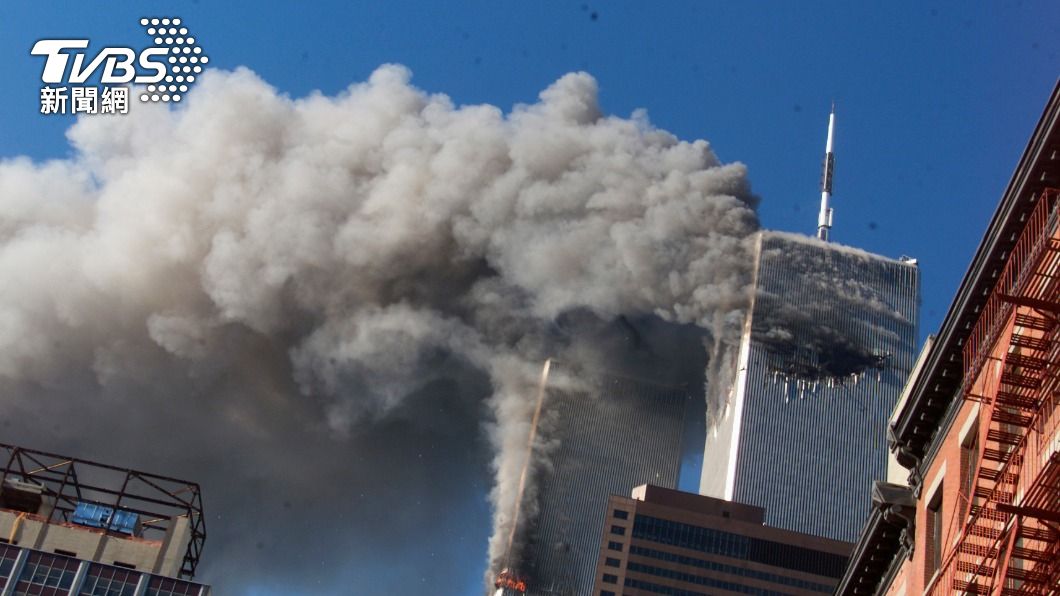 美國911恐怖攻擊，紐約世界貿易中心雙塔遭民航客機衝撞。（圖／達志影像美聯社）