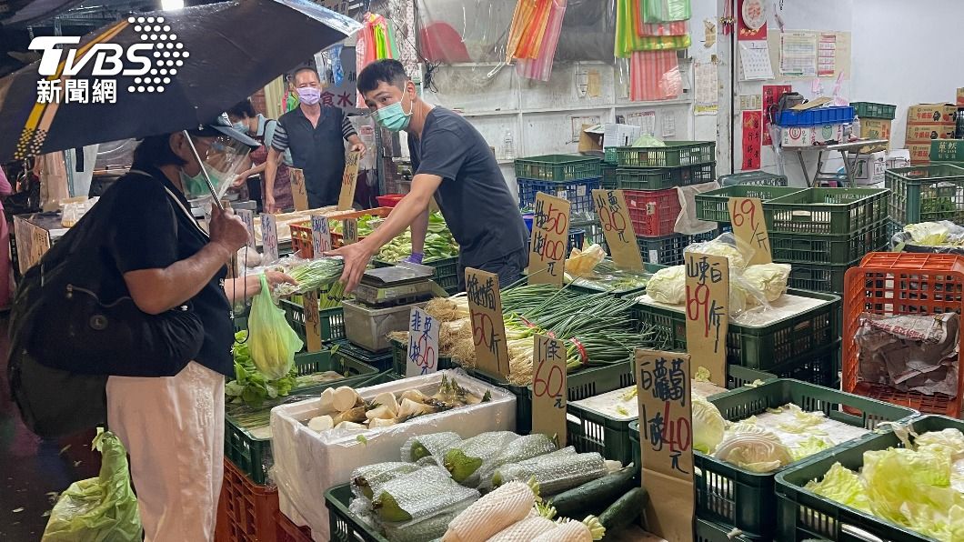 台北市市場處表示，中南部產區受創，蔬果均量減價揚。（圖／中央社）