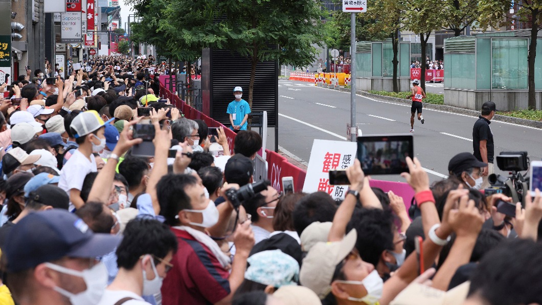 在北海道地區舉行的馬拉松賽事，吸引大量民眾圍觀。（圖／達志影像美聯社）