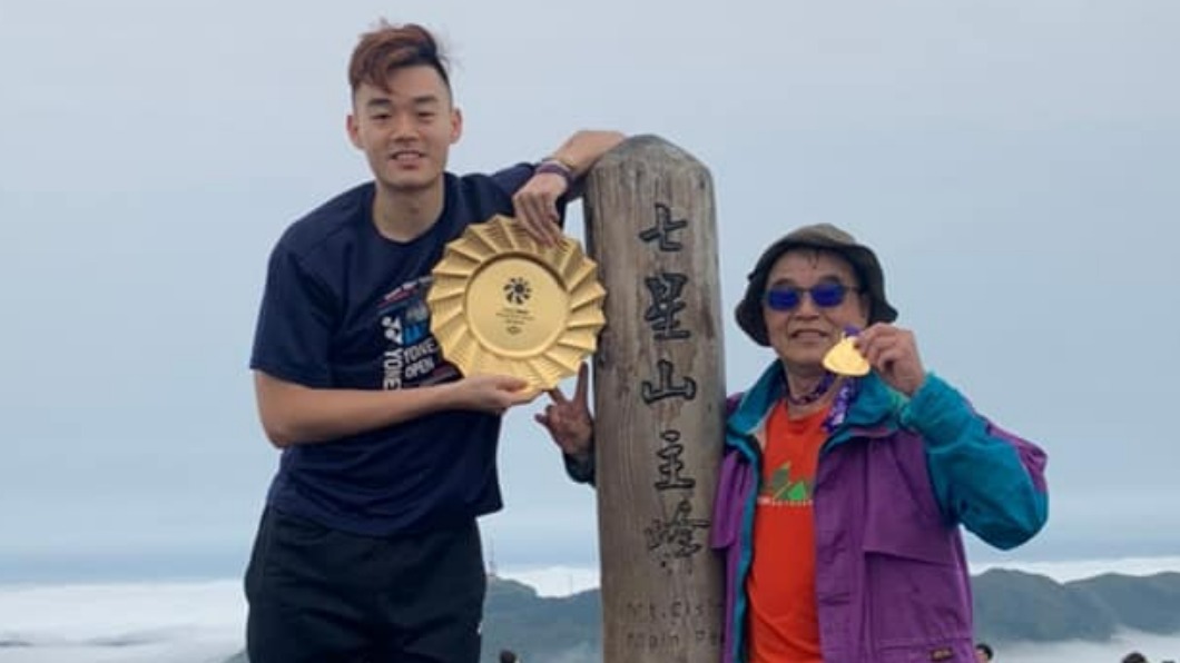 王齊麟先前帶著super 1000的金牌和年終賽的金盤子，陪爸爸登台北第一高峰七星山。（圖／翻攝自王齊麟/Wang Chi Lin臉書）