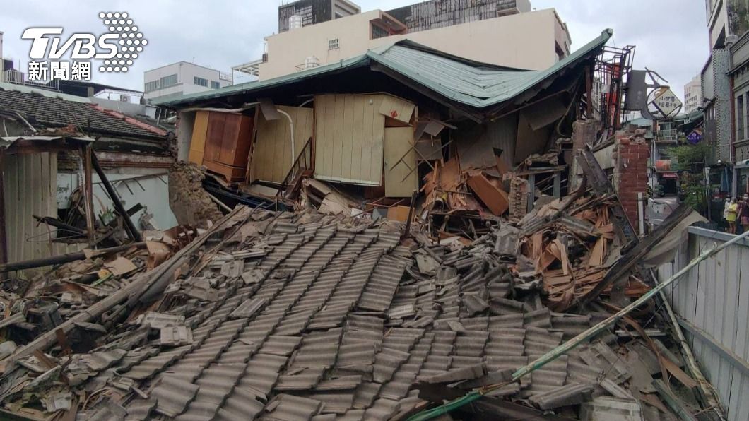 台中市南屯區萬和路一段發生民宅倒塌事件。（圖／台中市消防局提供）
