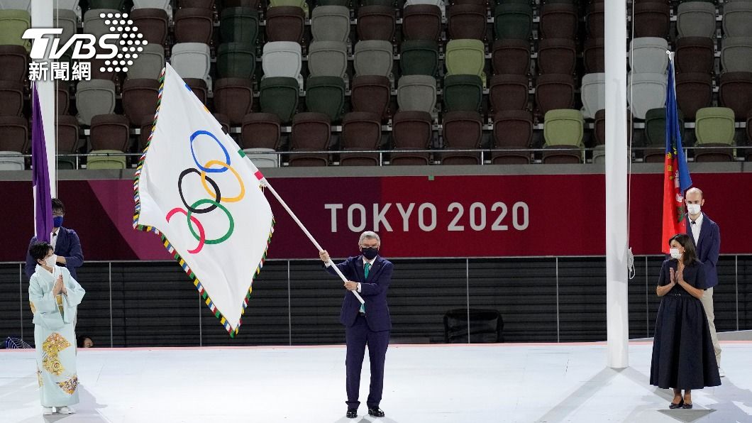 小池百合子身穿日本傳統和服，將奧運會旗交接給巴黎女市長伊達戈。（圖／達志影像美聯社）