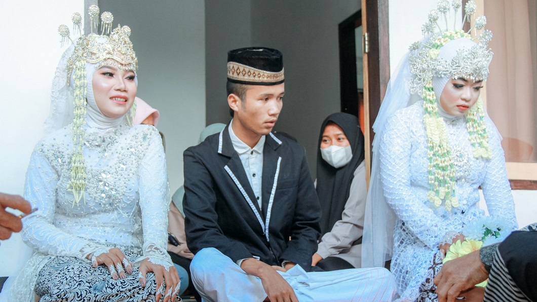 印尼一名新郎日前在婚禮上迎娶兩位新娘。（圖／翻攝自臉書Doyok Potret）