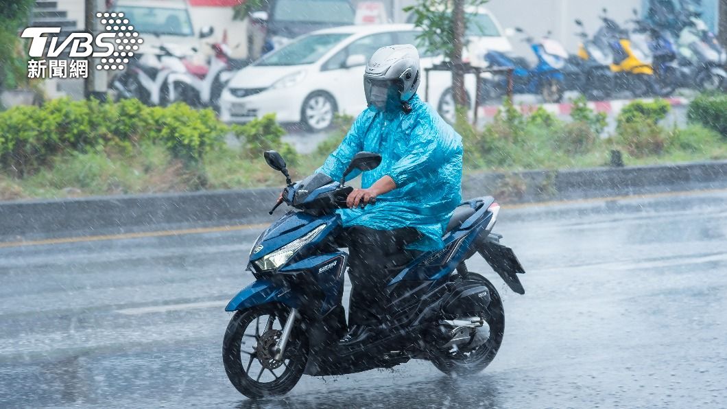 下大雨騎機車穿一件式雨衣防水效果不顯著。（示意圖／shutterstock達志影像）