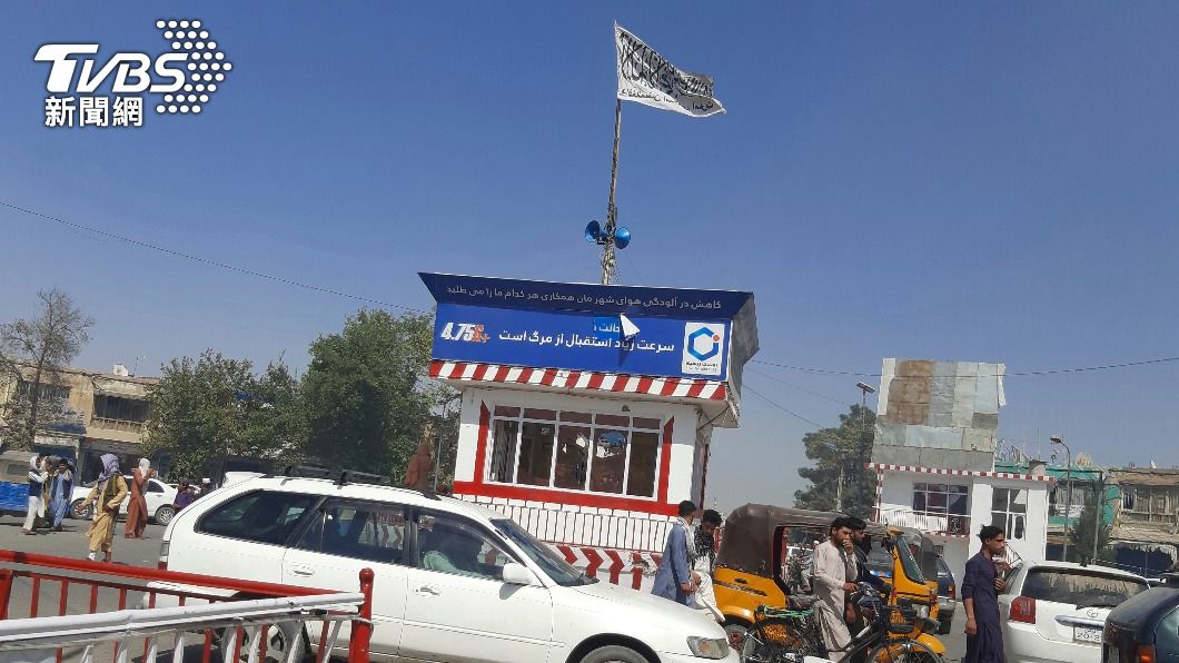 塔利班旗幟在昆都茲市的主要廣場飄揚。（圖／達志影像美聯社）