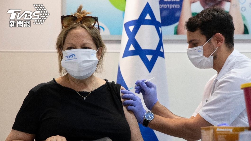 以色列民眾接種第3劑輝瑞/BNT疫苗。（圖／達志影像美聯社）