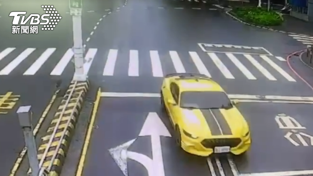 黄色野馬跑車在台南市民生路逆向行駛。（圖／警方提供）