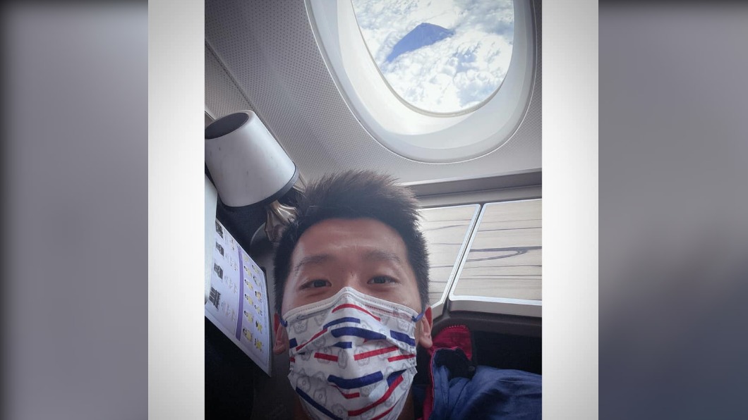 李智凱曬出在機上與富士山的合影。（圖／翻攝自李智凱 Chih Kai Lee臉書）