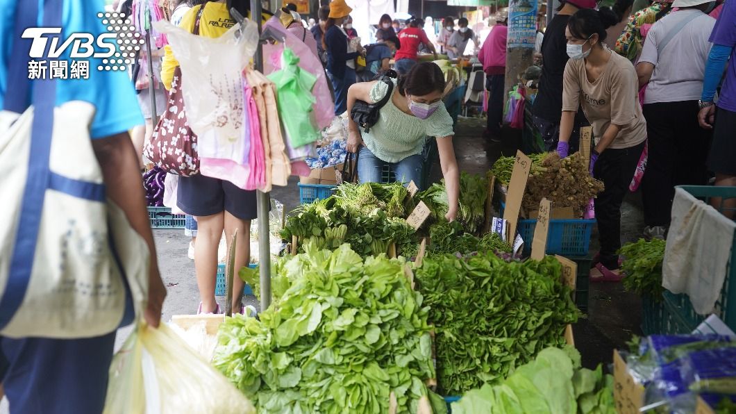民眾市場買菜。（圖／中央社） 豪雨致批發菜價再創高　產地10日起搶收加速復耕