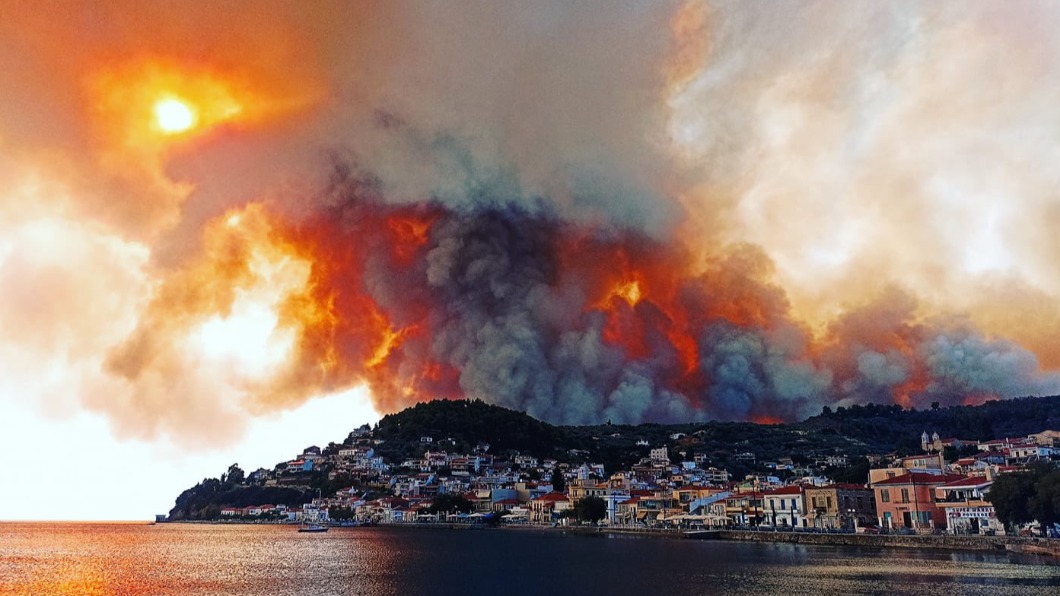 希臘浪漫島嶼成火燒島。（圖／翻攝自@LondonFire推特）