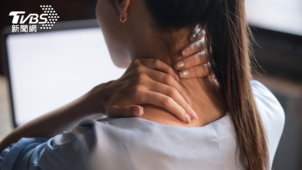 醫師表示，頸椎病可能由脊椎筋膜結構異常、外傷、老年退化等因素所造成。（圖／shutterstock達志影像）