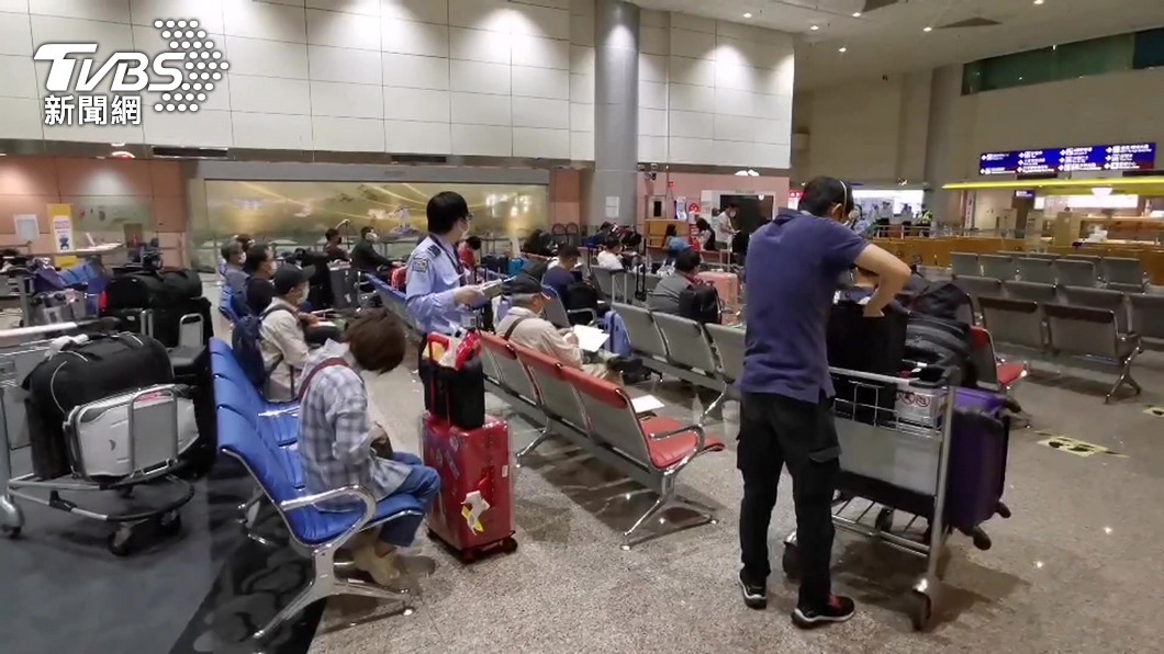 一名王姓婦人控告桃園機場疏失害她無法搭上班機。（圖／TVBS）