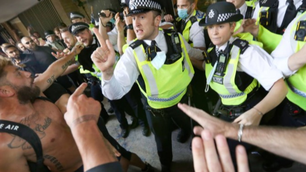 警方於入口處與抗議人士對峙。（圖／翻攝自Global News Trending 推特 @GNewsTrending）