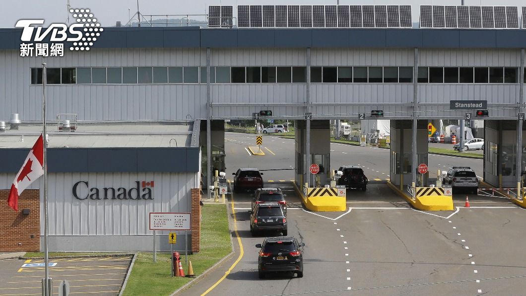 美國旅客開車等待經過邊境前往加拿大。（圖／達志影像美聯社）
