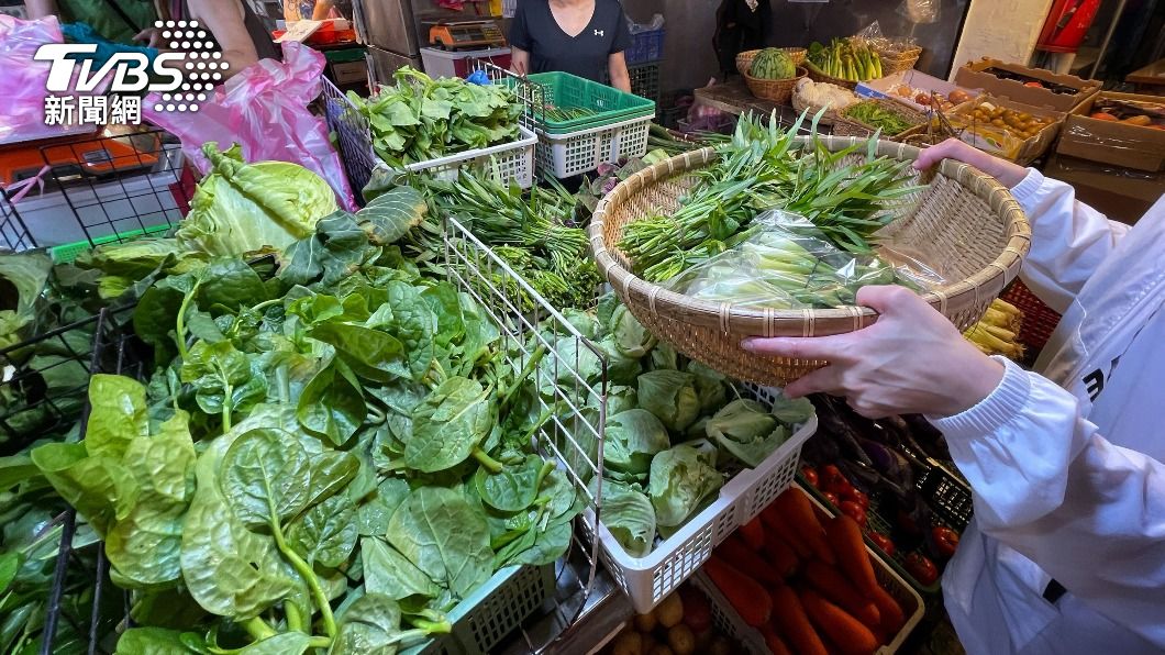 圖為民眾在市場採買蔬菜。（圖／中央社） 豪雨農損菜價再創新高　零售每把貴10到20元