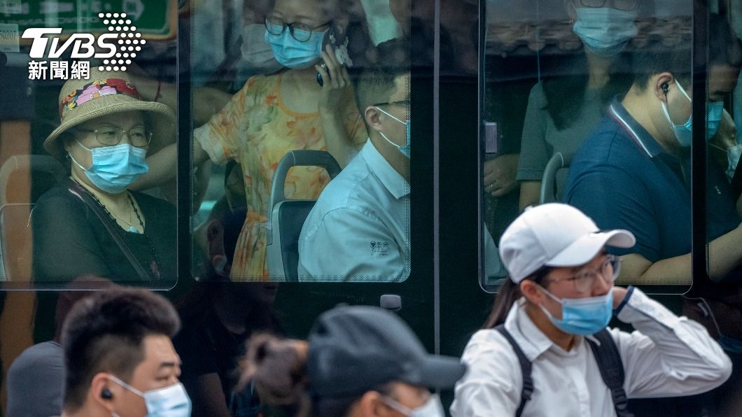大陸疫情升溫，民眾配戴口罩避免染疫。（圖／達志影像美聯社）