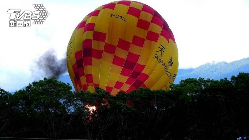 台東「天際紅」熱氣球昨（10）日被逆向強風吹至樹欉，起火燃燒。（圖／民眾提供）