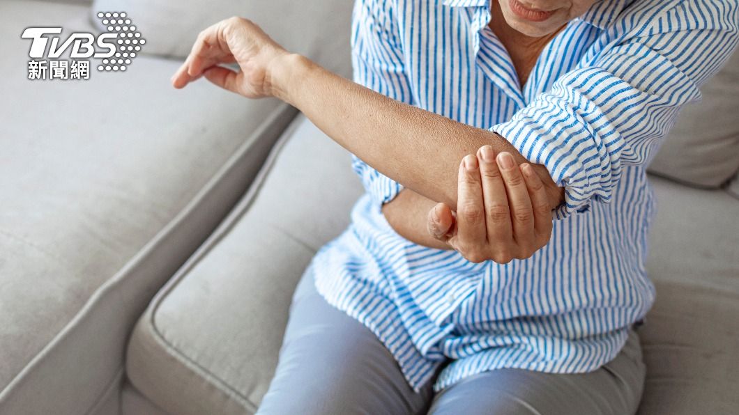 醫師提醒，若過度使用手沒有休息，恐患肌筋膜疼痛症候群。（示意圖／shutterstock達志影像）