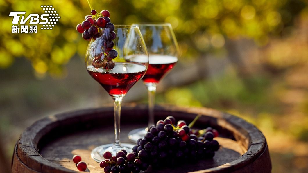 過去曾有研究指出，適度飲用葡萄酒較不易發生心血管疾病。（示意圖／shutterstock達志影像）