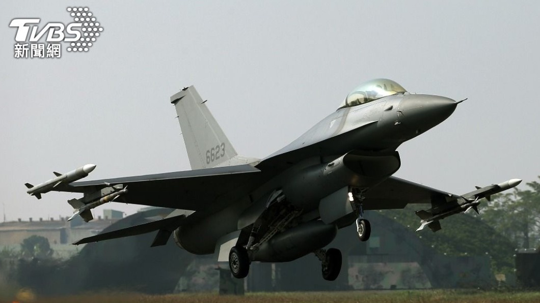 F-16V戰機今進行例行訓練，起飛離地後座艙罩飛脫。（圖／中央社）