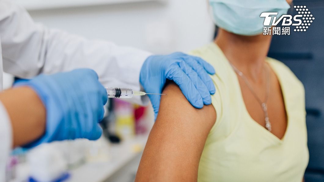 醫師提醒打完疫苗後，如3天以上出現新症狀需就醫檢查。（示意圖／shutterstock達志影像）