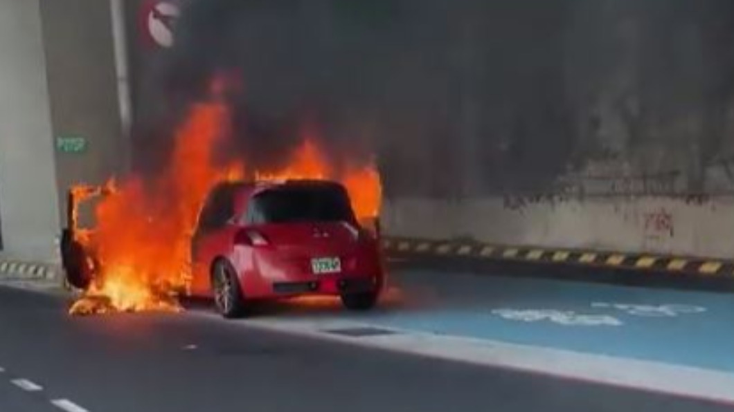 紅色轎車在路旁起火燃燒。（圖／翻攝自我是板橋人 臉書）