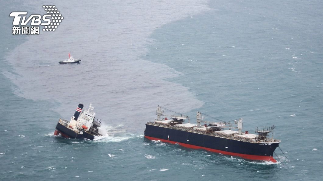 巴拿馬籍貨船離礁後船身斷成兩截。（圖／達志影像美聯社）