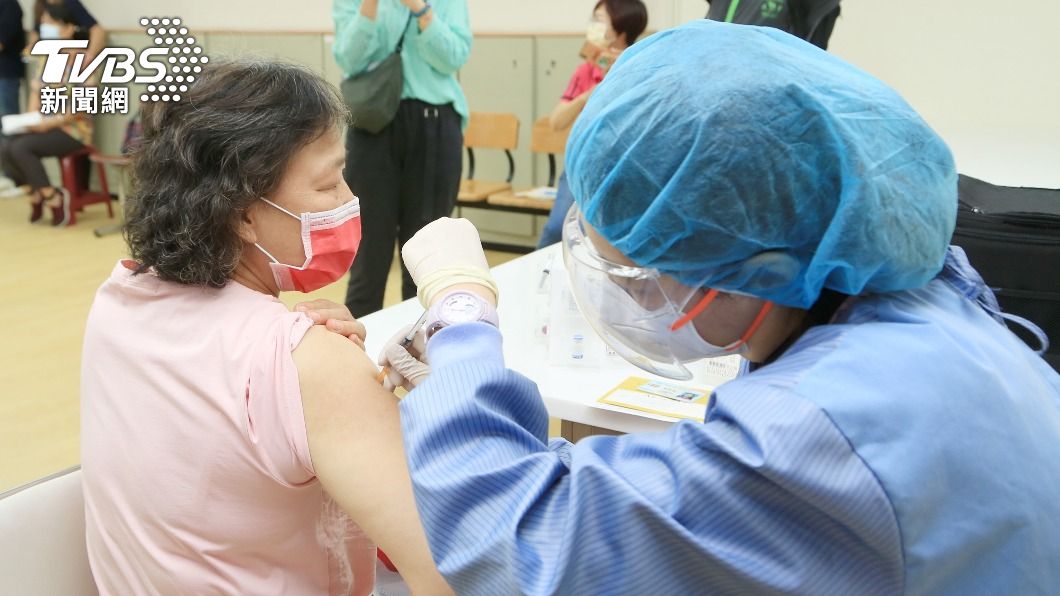 台中市民踴躍接種疫苗。（圖／中央社）