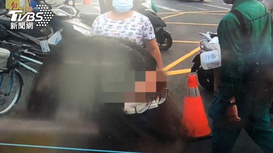 陳姓女子戴著口罩眼鏡去棄嬰時被拍下。（圖／TVBS）