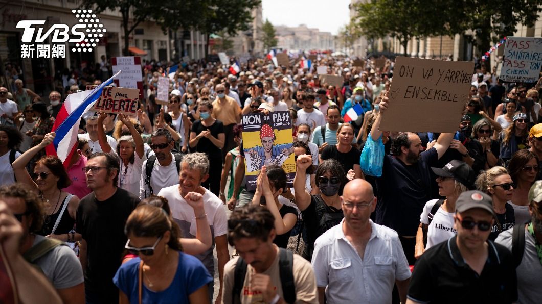 法國7日出現大規模反疫苗、反政府示威抗議。（圖／達志影像美聯社） Delta病毒傳播力驚人！法國解封後單日確診衝破3萬大關