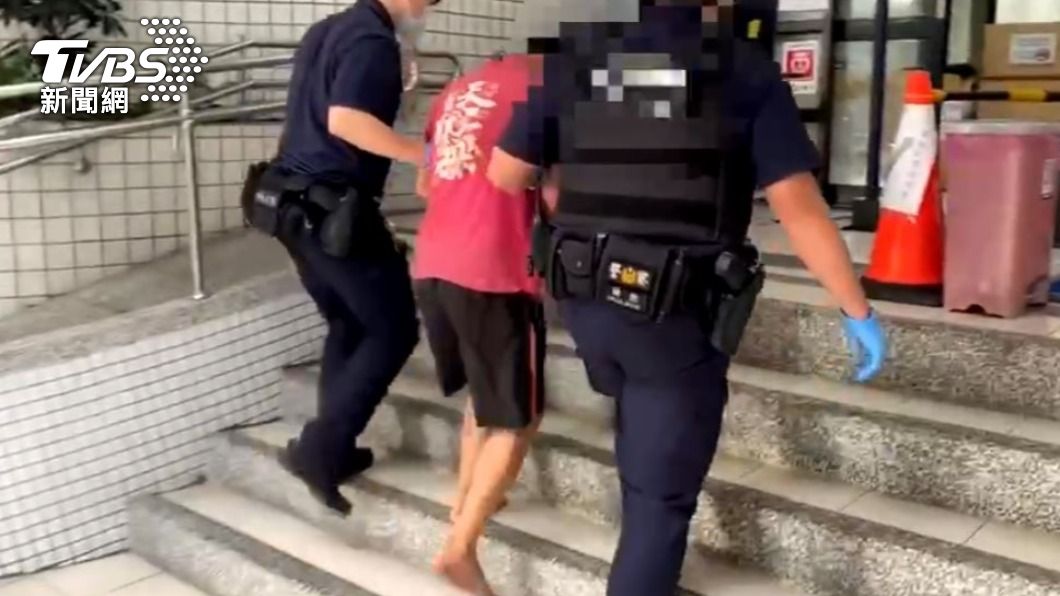 沈姓友人被警方逮捕時，醉到連鞋子都沒穿。（圖／TVBS）