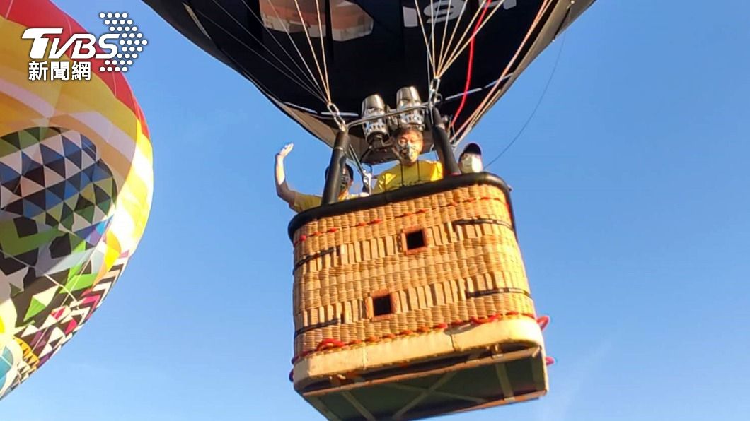 台北市長柯文哲搭乘「熊讚」熱氣球。（圖／中央社）