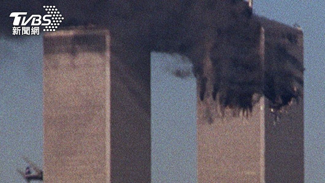 美國911恐怖攻擊，紐約世界貿易中心雙塔遭民航客機衝撞。（圖／達志影像美聯社）