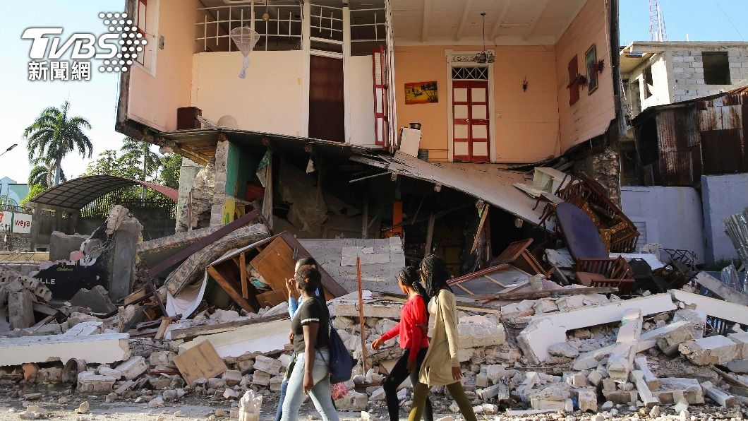 海地今（15）日早上驚傳極淺層地震，已經造成304人罹難。（圖／達志影像美聯社）