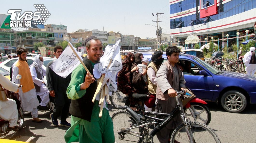 赫拉特街上出現攤販販賣塔利班旗幟。（圖／達志影像美聯社）