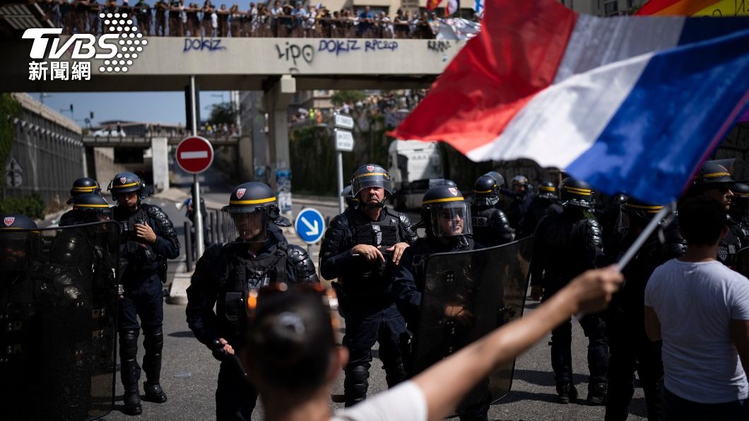 20多萬人走上法國各地街頭，抗議健康通行證措施。（圖／達志影像美聯社）