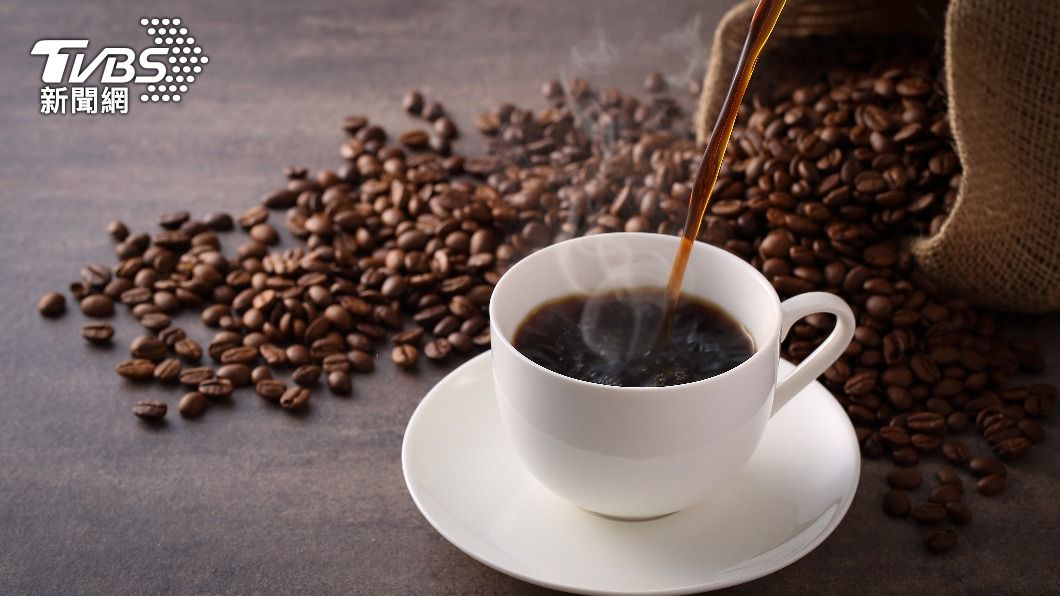 許多人每天早上都必須喝上一杯黑咖啡幫助提神。（示意圖／shutterstock達志影像）