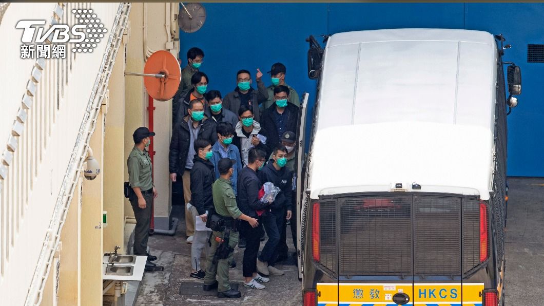 今年3月，多名抗議人士遭港警移送畫面曝光。（圖／達志影像美聯社）