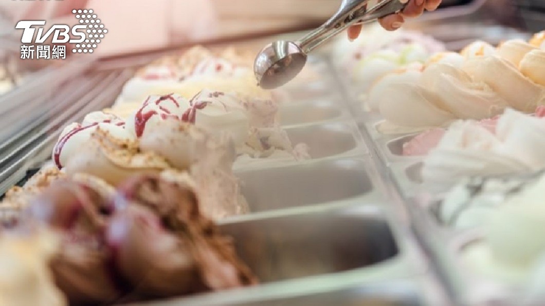 許多小火鍋店店內都有提供免費冰淇淋給客人食用。（示意圖／shutterstock達志影像）