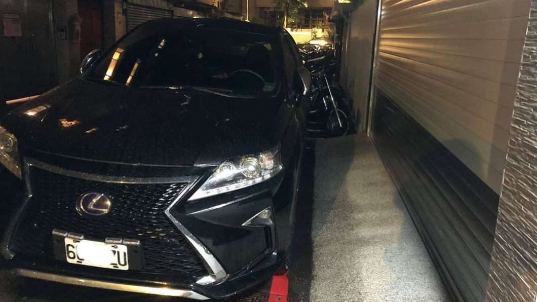 女網友發文抱怨，鄰居時常將車停在她的車庫門口。（圖／翻攝自爆怨2公社臉書）